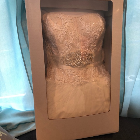 Beautiful ballroom wedding gown by Oleg Cassini - Picture 6 of 8